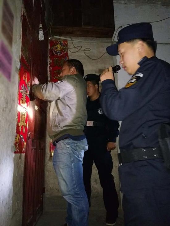 抚顺粗心妈妈误将幼女锁家中 